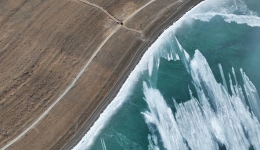 西藏阿里：冬日湖冰盛景