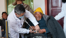 西藏：义诊送到家门口 回访更暖群众心