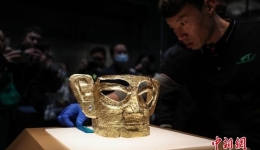 三星堆“金面具”“竖披发青铜人像”在上海博物馆东馆开箱布展