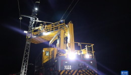 风雪高原行|每天夜里，他们为高原电气化铁路做一场细致的“手术”