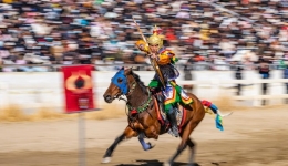 InXizang | Xizang holds horse racing for Tibetan New Year