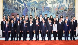 China's top political advisor visits press representatives