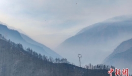 四川雅江森林火灾：两个火场仍有断续火线或明火火线