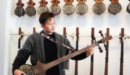 Plucky young graduate hits right note with Tibetan guitar business
