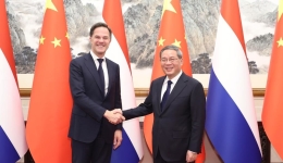 Chinese premier holds talks with Dutch PM