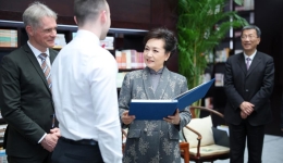 Peng Liyuan meets German students, teachers in Beijing