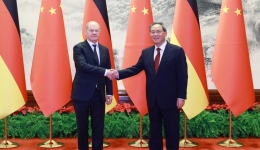 Chinese premier holds talks with German chancellor, calling for new level of bilateral relations