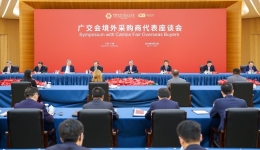 Chinese premier holds symposium with overseas buyers at Canton Fair