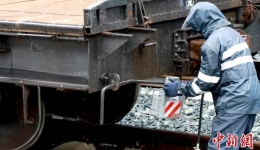 西藏林芝：不畏风雨的高原铁路调车人
