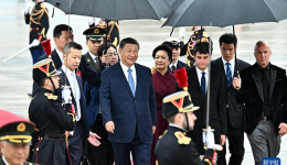 习近平抵达巴黎开始对法国进行国事访问