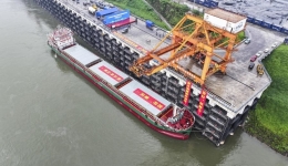 Economy&Life | First 10,000-tonne-class ship sailing into upper reaches of Yangtze River arrives at Jiangjin Luohuang Port