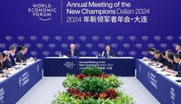 Chinese premier attends symposium for foreign business representatives at Summer Davos