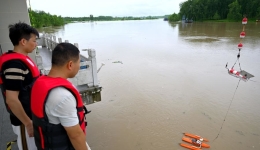 China issues alerts for flooding amid summer heat