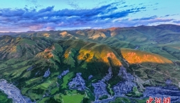 四川甘孜州：墨石公园云蒸霞蔚 美景如画