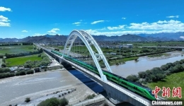 ལྷ་ས་ནས་གཞིས་ཀ་རྩེ་བར་གྱི་ལྕགས་ལམ་ཤར་གཏོང་བྱས་ནས་ལོ་འཁོར་བཅུ་ལོན་པ་དང་བསྡོམས་པས་འགྲུལ་པ་མི་ཐེངས་ཁྲི1300ལྷག་སྐྱེལ་འདྲེན་བྱས་པ།