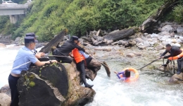 惊险！事发西藏，两名游客落水被困……