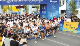 “བོད་མིའི་འབྱུང་གནས་ལྷོ་ཁ། རྒྱུག་ཤར་འགྲན་པའི་ཡར་ཀླུང”ཞེས་པ་བརྗོད་དོན་གཙོ་བོར་བྱས་པའི་2024ལོའི་ཡར་ཀླུང་གྲོང་ཁྱེར་བསྐོར་བའི་མར་སུན་འགྲན་རྒྱུག་འགོ་ཚུགས་པ།