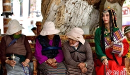 Tibetan Costume Photoshoots, a Hit Among Tourists