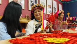 铸牢共同体 中华一家亲丨甘孜丹巴：一根红绳心连心 织就乡村振兴幸福梦