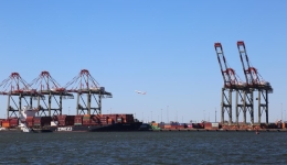 Roundup: Potential U.S. port strike could cripple global supply chain