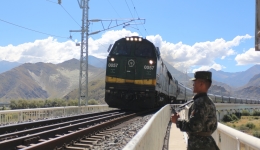 Armed police safeguard vital Qinghai-Xizang Railway with round-the-clock vigilance