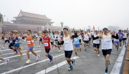 Xinhua Headlines: Marathon boom sweeps China as thousands hit the streets on 