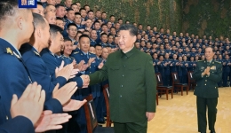 习近平在视察空降兵军时强调 全面加强练兵备战 提高空降作战能力 努力建设一支强大的现代化空降兵部队