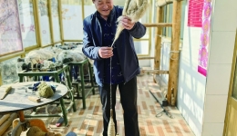 Inheritor devotes decades to pass on Tibetan carpet weaving skills in NW China's Qinghai