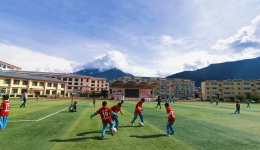 Enter Nyingchi No. 2 Elementary School