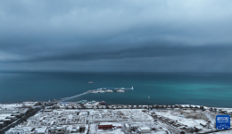 青海湖迎来降雪天气