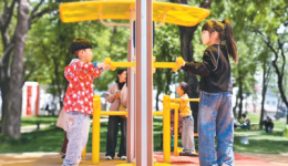 中国儿童友好城市建设启动3年来，已有93个城市开展试点——让城市多些“1米视角”