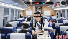 “00后”藏族列车员：丽香铁路开通一周年 家乡与世界相连