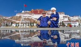 游客畅游冬日西藏