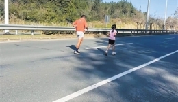 女孩“蹭跑”马拉松引争议 专家称有损孩子健康