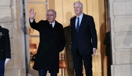 法国总理府举行交接仪式 弗朗索瓦·贝鲁正式担任总理