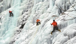 模拟攀珠峰 冰川勇者等你来 阿坝创新冰雪玩法提供多重体验