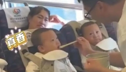 萌娃“挂式”坐高铁成网红，网友：这票怎么买？