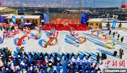 青海西宁拉开冬春季冰雪运动赛事开端 大众冰雪运动“升温”
