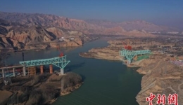 世界最大跨度双线铁路连续钢桁拱桥建设正酣