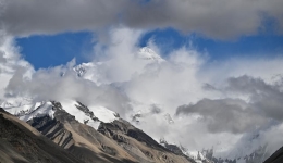 Mount Qomolangma sees record number of tourists