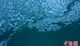 “高原明珠”青海湖开始结冰 湖面冰封玉砌