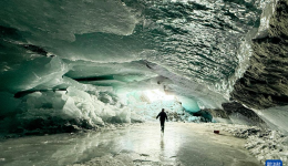 西藏边坝：高原冰洞美如画