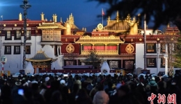 西藏拉萨藏传佛教信众过“燃灯日” 缅怀宗喀巴大师