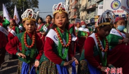 尼泊尔古隆族民众庆祝洛萨新年