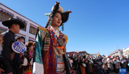 西藏：古老八廓街邂逅传统藏装之美