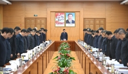 西藏自治区举行哀悼日喀则市定日县6.8级地震遇难同胞活动 王君正等自治区省军级领导向遇难同胞默哀