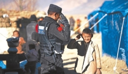 跨县救援 男孩向民警致敬—一张温暖照片背后的故事