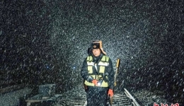 “钢轨医生”高原雪夜守护丽香铁路畅通