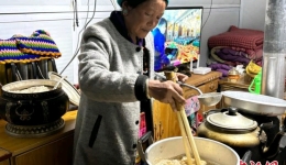 （新春走基层）西藏日喀则震后迎农事新年：新年“羌锅”香 情暖“汉藏”家