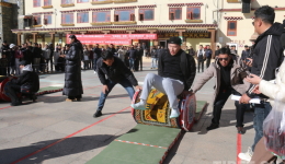 【新春走基层】四川理塘县：趣味游园会 群众乐开怀